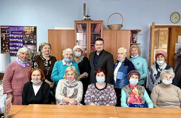 Андрей Воробьев поздравил с Днем матери ветеранов Заводского района Саратова
